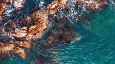 Rocky sahili ve mavi deniz, kıyı şeridinin yukarıdan aşağı hava manzarası. Brezilya 'nın güneyinde Atlantik Okyanusu kıyısı