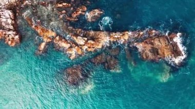 Rocky sahili ve mavi deniz, kıyı şeridinin yukarıdan aşağı hava manzarası. Brezilya 'nın güneyinde Atlantik Okyanusu kıyısı