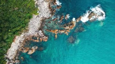 Rocky sahili ve mavi deniz, kıyı şeridinin yukarıdan aşağı hava manzarası. Brezilya 'nın güneyinde Atlantik Okyanusu kıyısı