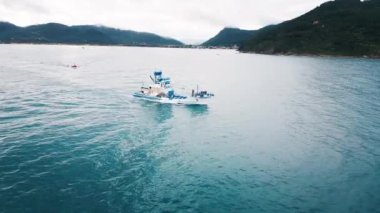 Balıkçı teknesi kıyıya yakın denizde hareket ediyor. Brezilya 'nın güneyinde Atlantik Okyanusu kıyısı