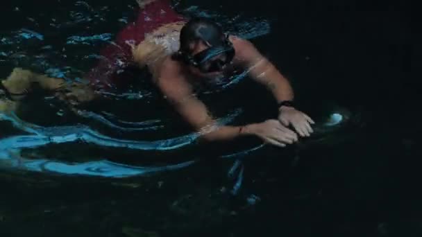 Молодой Человек Плавает Освежается Водопаде — стоковое видео