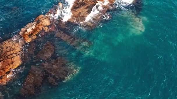 落基海岸和蓝色的大海 俯瞰着空中的海岸线 巴西南部的大西洋海岸线 — 图库视频影像