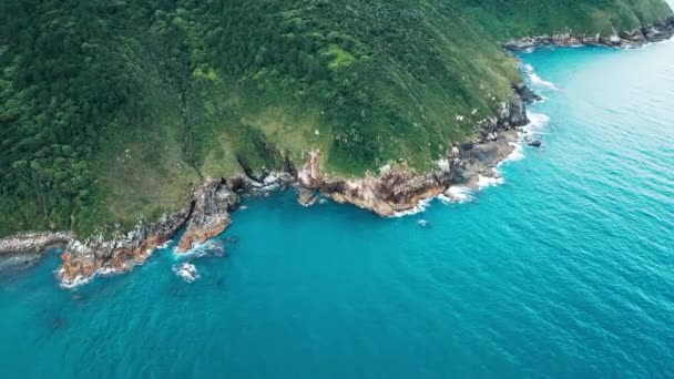 落基海岸和蓝色的大海 俯瞰着空中的海岸线 巴西南部的大西洋海岸线 — 图库视频影像