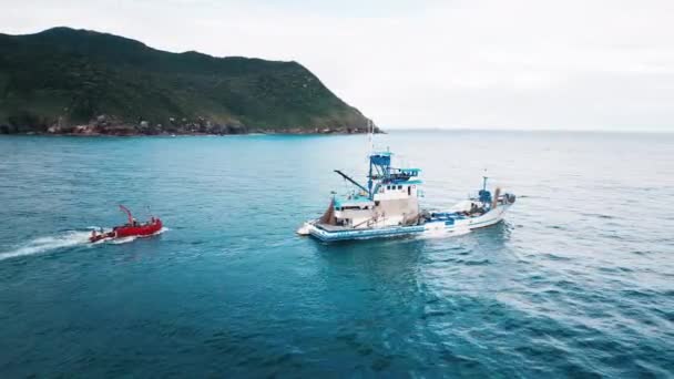 Αλιευτικό Σκάφος Κινείται Στη Θάλασσα Κοντά Στην Ακτή Ακτογραμμή Του — Αρχείο Βίντεο