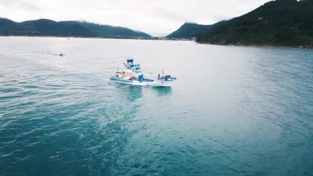 Bateau Pêche Déplace Dans Mer Près Côte Côtes Océan Atlantique — Video