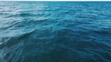 Kamera Atlantik Okyanusu 'nun yüzeyinde uçuyor