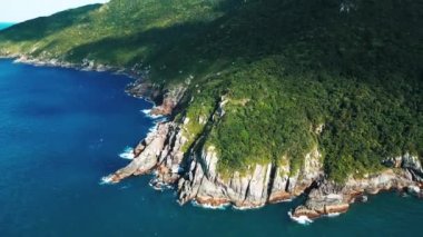 Atlantik Okyanusu 'nun kayalık kıyılarının havadan görünüşü