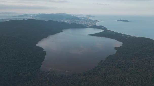 Brezilya Gölü Tropikal Ormanı Olan Vadinin Havadan Görünüşü — Stok video