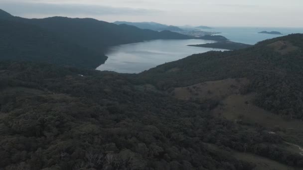ブラジルの湖や熱帯雨林と谷の空中ビュー — ストック動画