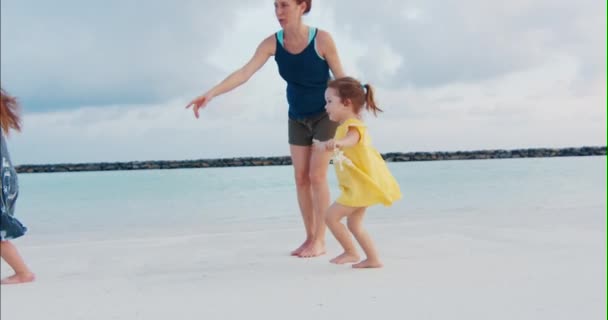 Familie Strand Mädchen Läuft Mit Ihrer Familie Sandstrand — Stockvideo