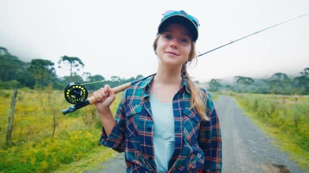 Рыбачка Сельской Местности Портрет Красивой Женщины Рыбака Повседневной Рыболовной Одежде — стоковое видео