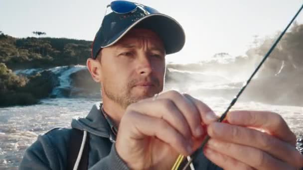 Balıkçı Sinekle Balık Tutmaya Hazırlanıyor Balıkçı Balıkçı Nehir Kıyısında Duruyor — Stok video