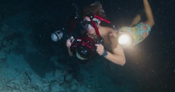 Night Underwater Photography Portrait Male Underwater Photographer Freediving His Gear — Stock Video
