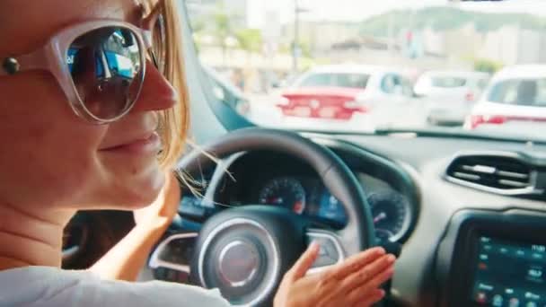 Panie Tańczą Samochodzie Dwie Młode Kobiety Prowadzą Samochód Mieście Tańczą — Wideo stockowe