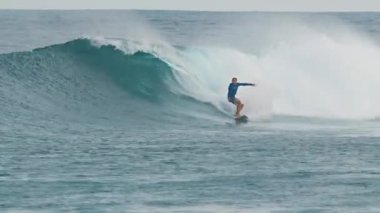 Sörfçü Maldivlerde büyük dalgalarda sörf yapıyor