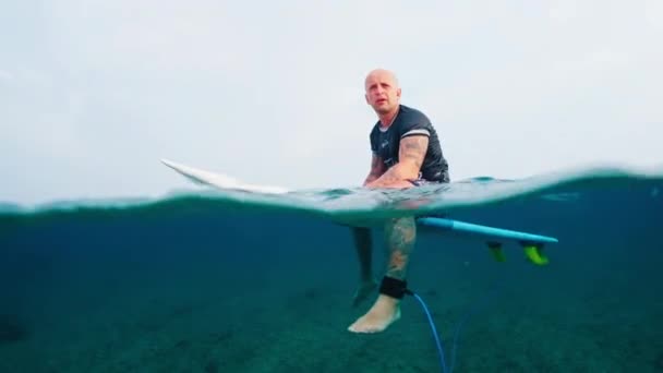 Surfeando Maldivas Hombre Surfistas Sienta Tabla Surf Océano Mira Cámara — Vídeos de Stock