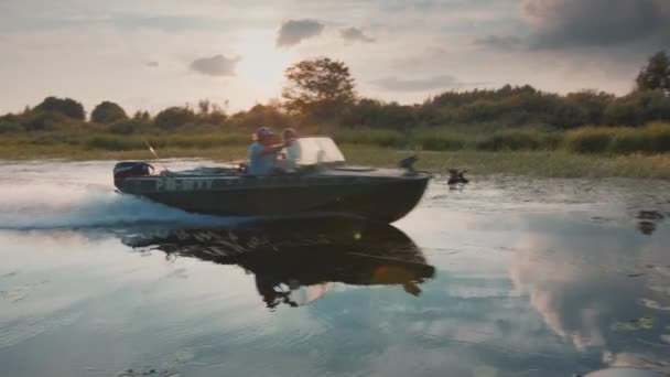Човен Швидко Рухається Водно Болотних Угіддях Річки Кама Росії — стокове відео