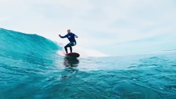 Surfista Monta Ola Maldivas — Vídeos de Stock