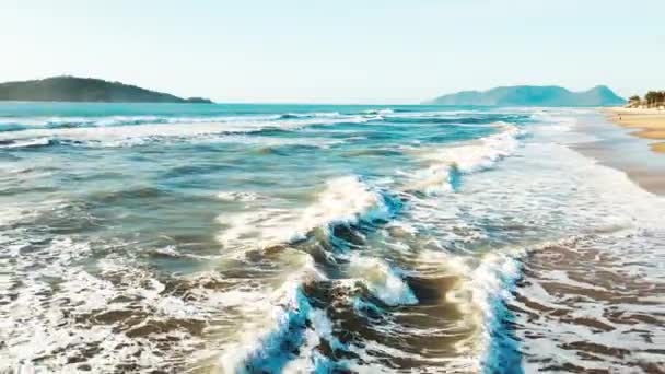Камера Быстро Летит Над Песчаным Пляжем Волной Бразилия Панама — стоковое видео