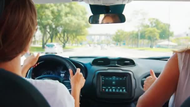 Senhoras Carro Duas Jovens Mulheres Dirigem Carro Uma Cidade Ultrapassam — Vídeo de Stock