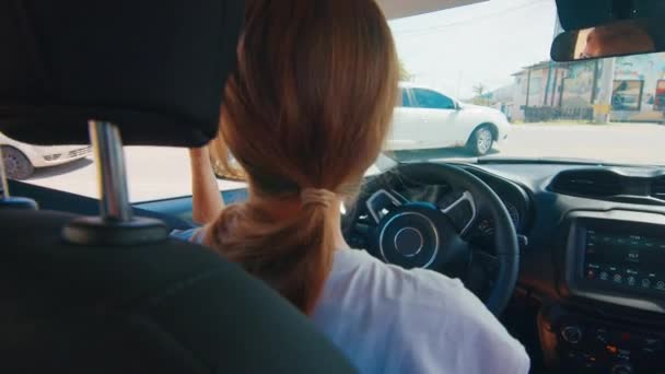 Senhoras Carro Duas Jovens Mulheres Dirigem Carro Uma Cidade Entram — Vídeo de Stock