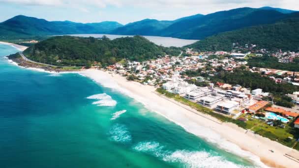 ブラジルの空の海岸 海岸沿いの波と住宅の建物とビーチの空中ビュー ブラジルのサンタカタリナ島 — ストック動画