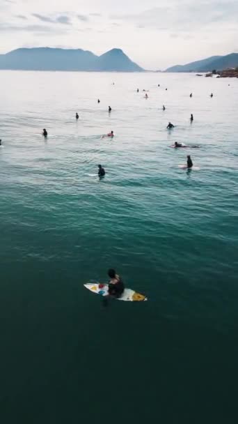 冲浪的天线 冲浪者排队等候波浪 然后划着桨四处漂流 — 图库视频影像