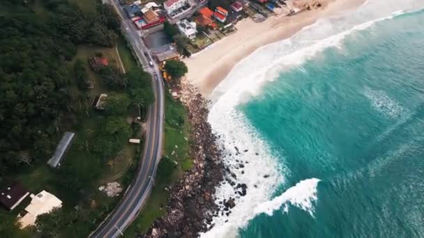 巴西海岸航空 海滩的空中景观 海岸上有波浪和住宅建筑 巴西圣卡塔里纳岛 — 图库视频影像