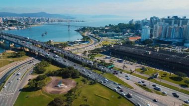 Brezilya 'daki Florianopolis şehri. Güneşli bir günde Florianopolis şehrindeki otoyolun hava manzarası. Brezilya