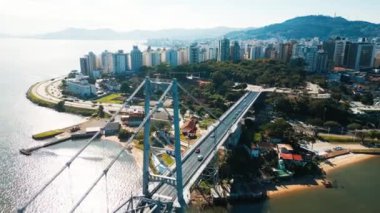 Brezilya 'daki Florianopolis şehri. Güneşli bir günde Florianopolis kentindeki Helrcilio Luz köprüsünün hava manzarası. Brezilya