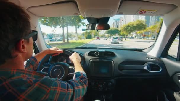 사람은 도시에서 도시에서 평상복 차림으로 운전하는 아마추어 운전자 차선으로 빠르게 — 비디오