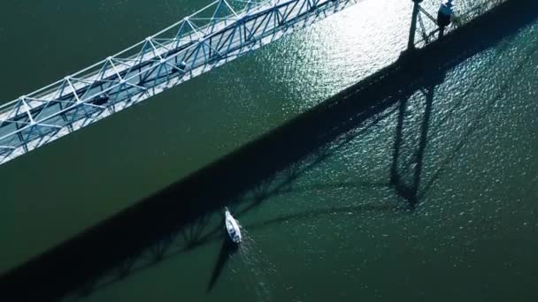 Ιστιοπλοϊκό Και Γέφυρα Αεροφωτογραφία Της Γέφυρας Του Helrcilio Luz Στην — Αρχείο Βίντεο