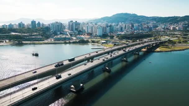 Πόλη Της Florianopolis Στη Βραζιλία Αυτοκίνητα Κινούνται Στη Γέφυρα Της — Αρχείο Βίντεο