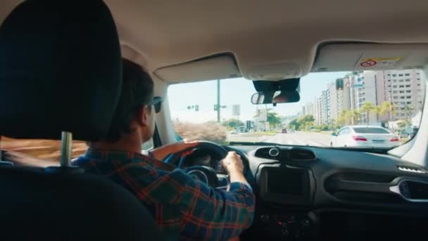 사람은 도시에서 도시에서 평상복 차림으로 운전하는 아마추어 운전자 차선으로 빠르게 — 비디오
