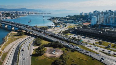 Güneşli bir günde Florianopolis şehrinin havadan görünüşü. Brezilya, Santa Catarina Adası