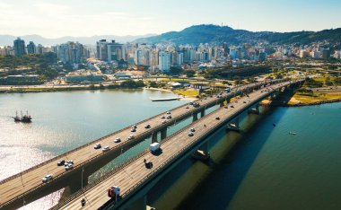 Güneşli bir günde Florianopolis şehrinin havadan görünüşü. Brezilya, Santa Catarina Adası