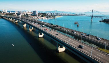 Güneşli bir günde Florianopolis şehrinin havadan görünüşü. Brezilya, Santa Catarina Adası