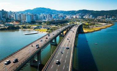 Güneşli bir günde Florianopolis şehrinin havadan görünüşü. Brezilya, Santa Catarina Adası