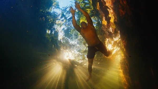 Giovane Uomo Immersioni Libere Nel Lago Situato Una Foresta — Foto Stock