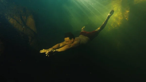 Giovane Uomo Immersioni Libere Nel Lago Situato Una Foresta Nuota — Foto Stock