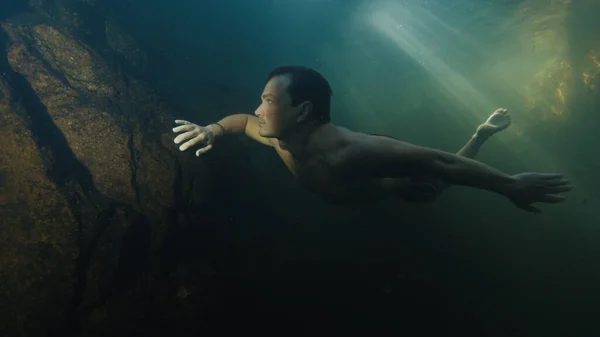 Młody Człowiek Nurkuje Jeziorze Położonym Lesie Pływa Pod Wodnymi Skałami — Zdjęcie stockowe