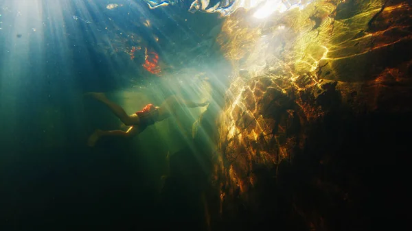Joven Inmersiones Libres Lago Situado Bosque —  Fotos de Stock