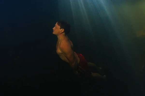 Jeune Homme Plongées Libres Dans Lac Situé Dans Une Forêt — Photo