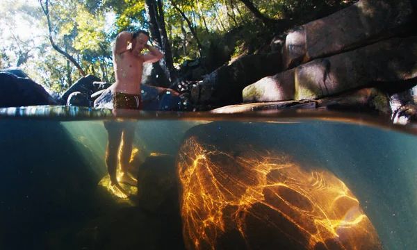 Junger Mann Schwimmt Und Erfrischt Sich Waldsee — Stockfoto