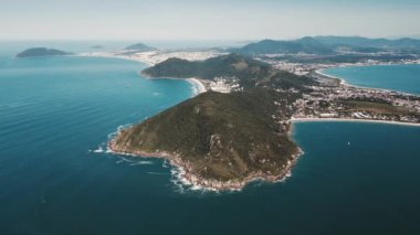 Çerçevesinde Brava ve Lagoinha plajları olan Brezilya 'daki Santa Catarina adasının en kuzey noktasının havadan görünüşü
