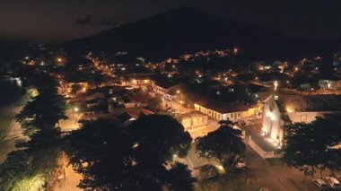 Brezilya 'nın Santo Antonio de Lisboa kıyı kasabasının gece manzarası. Görüntülerde yüksek düzeyde gürültü var.