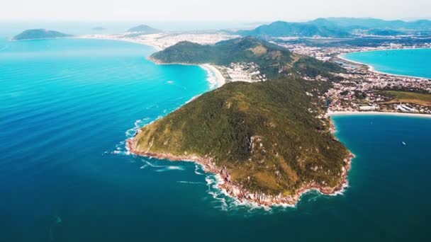 ブラジルのサンタカタリーナ島の最北端の空中ビューフレーム内のブラバとラゴニーニャのビーチ — ストック動画
