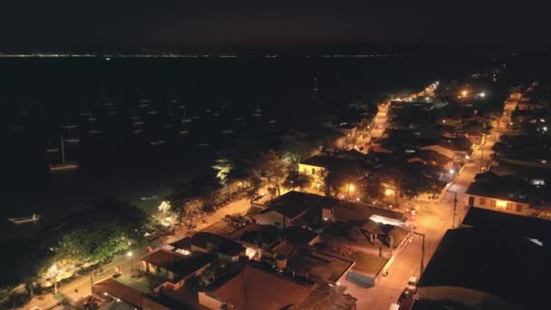 夜间俯瞰巴西沿海城镇圣安东尼奥德利斯波亚 影像有很高的噪音 — 图库视频影像
