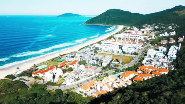 ブラジルのサンタカタリーナ島の北側にあるブラバビーチの空中ビュー — ストック動画