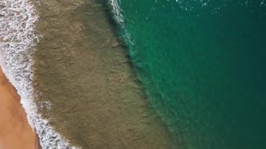 Dalgalarla sahilin yukarıdan aşağı görüntüsü.